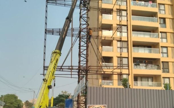 विनापरवाना जाहिरात फलकांवर महापालिकेची कारवाई...