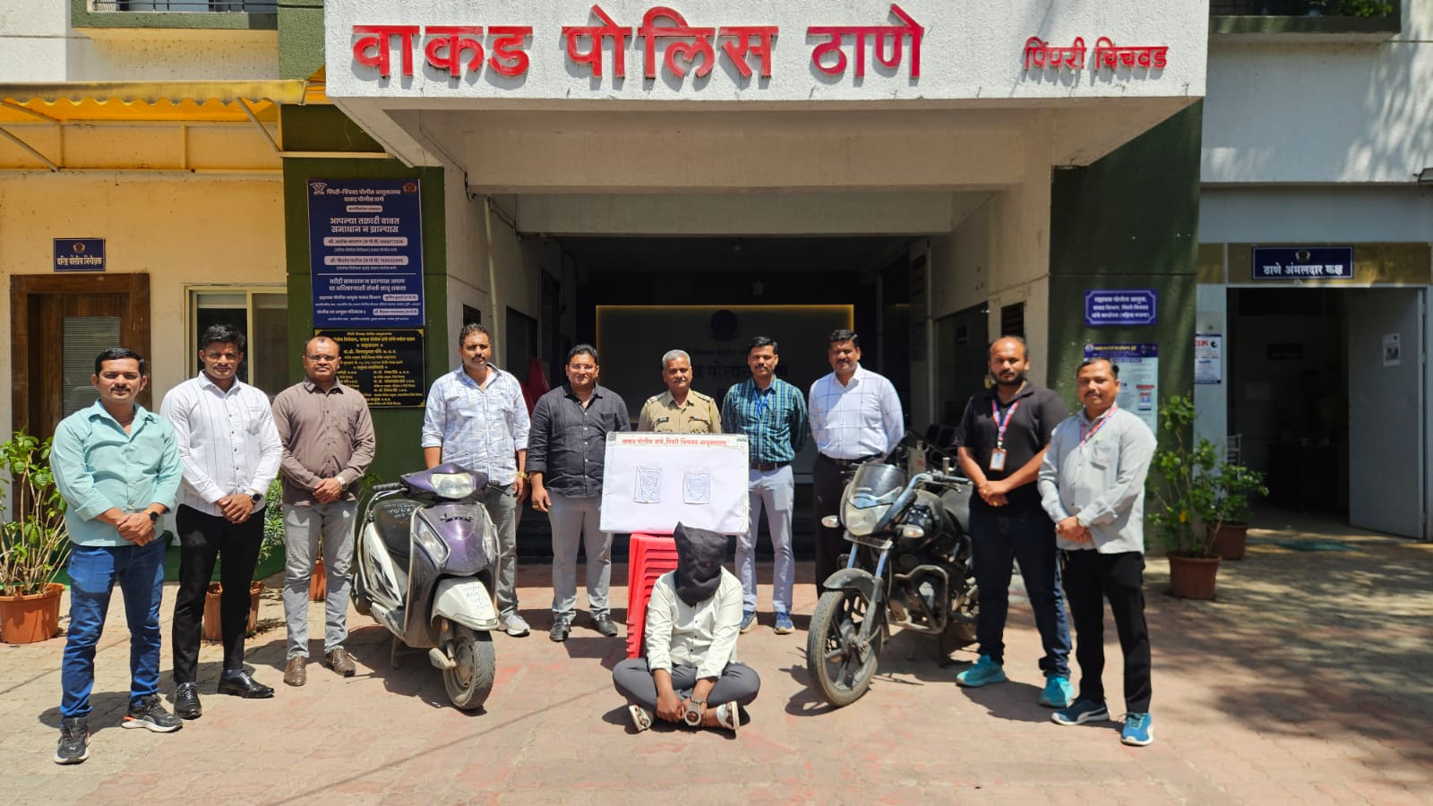 वाहतूक विभागाच्या ट्रॅफिक वार्डनचा महिलेच्या मंगळसुत्रावर डोळा..