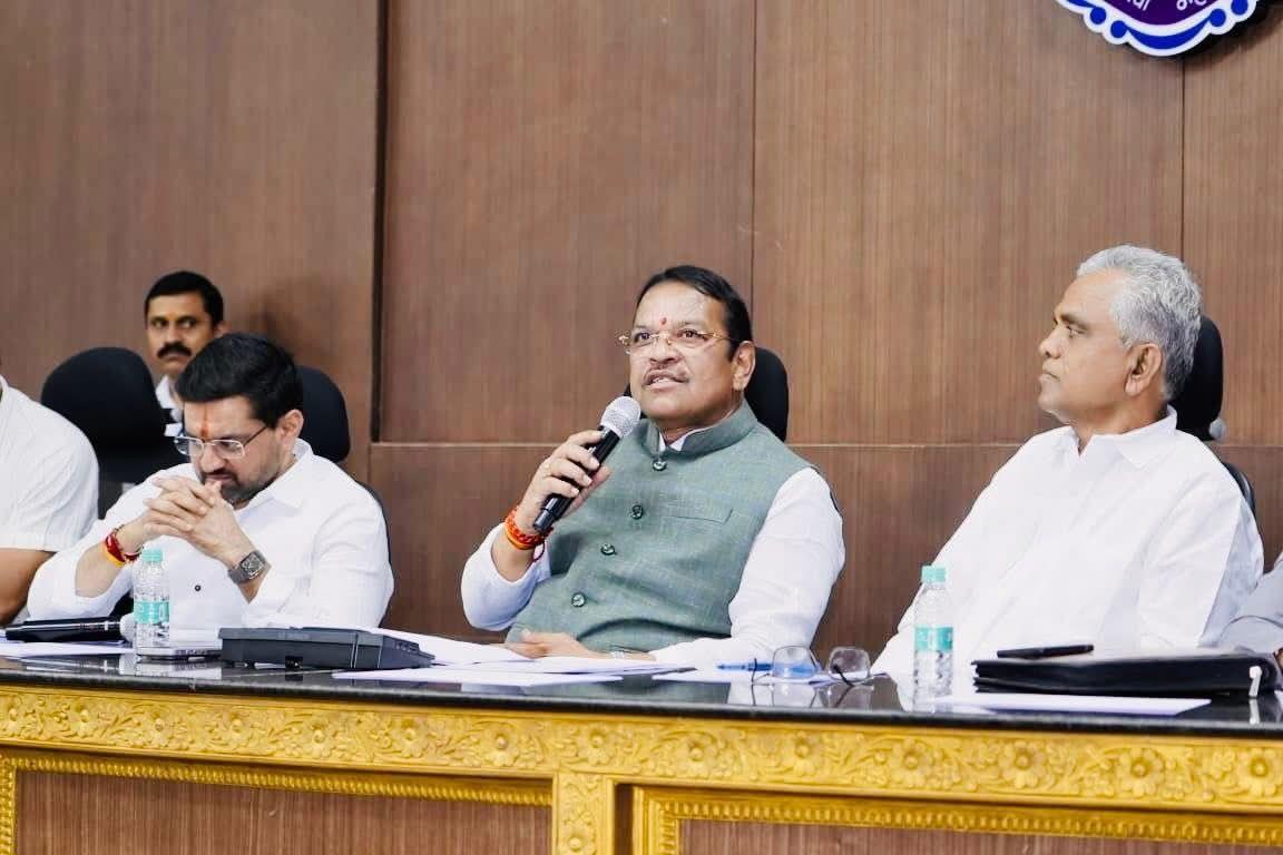 शिवसेना खासदार श्रीरंग बारणे यांच्या अधिकाऱ्यांना सूचना