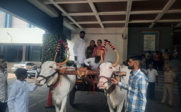 (ब्रेकिंग न्युज)... राष्ट्रवादीच्या नगरसेवकांचा बैलगाडीतून महापालिकेत प्रवेश..