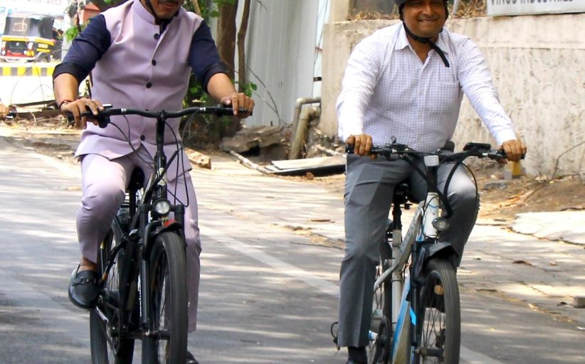 इंधन बचतीसाठी महापौर रवि लांडगे यांचा सायकलने प्रवास..