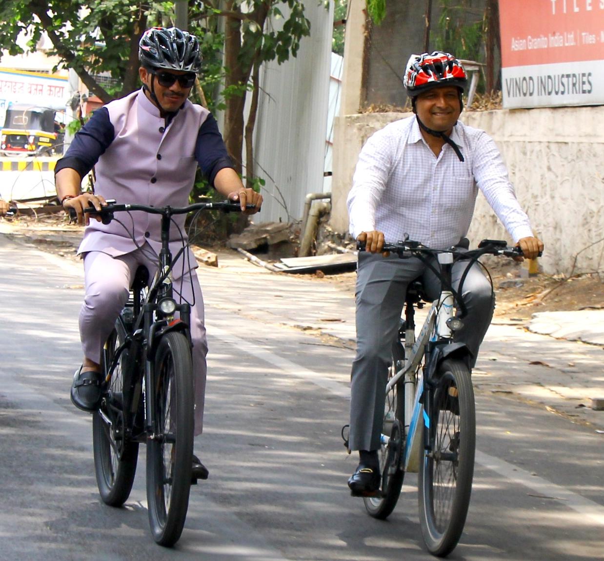 इंधन बचतीसाठी महापौर रवि लांडगे यांचा सायकलने प्रवास..