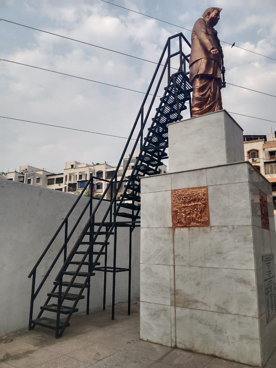 यशवंतराव चव्हाण यांच्या पुतळ्याची दुरवस्था; प्रशासनाच्या दुर्लक्षावर नाराजी..