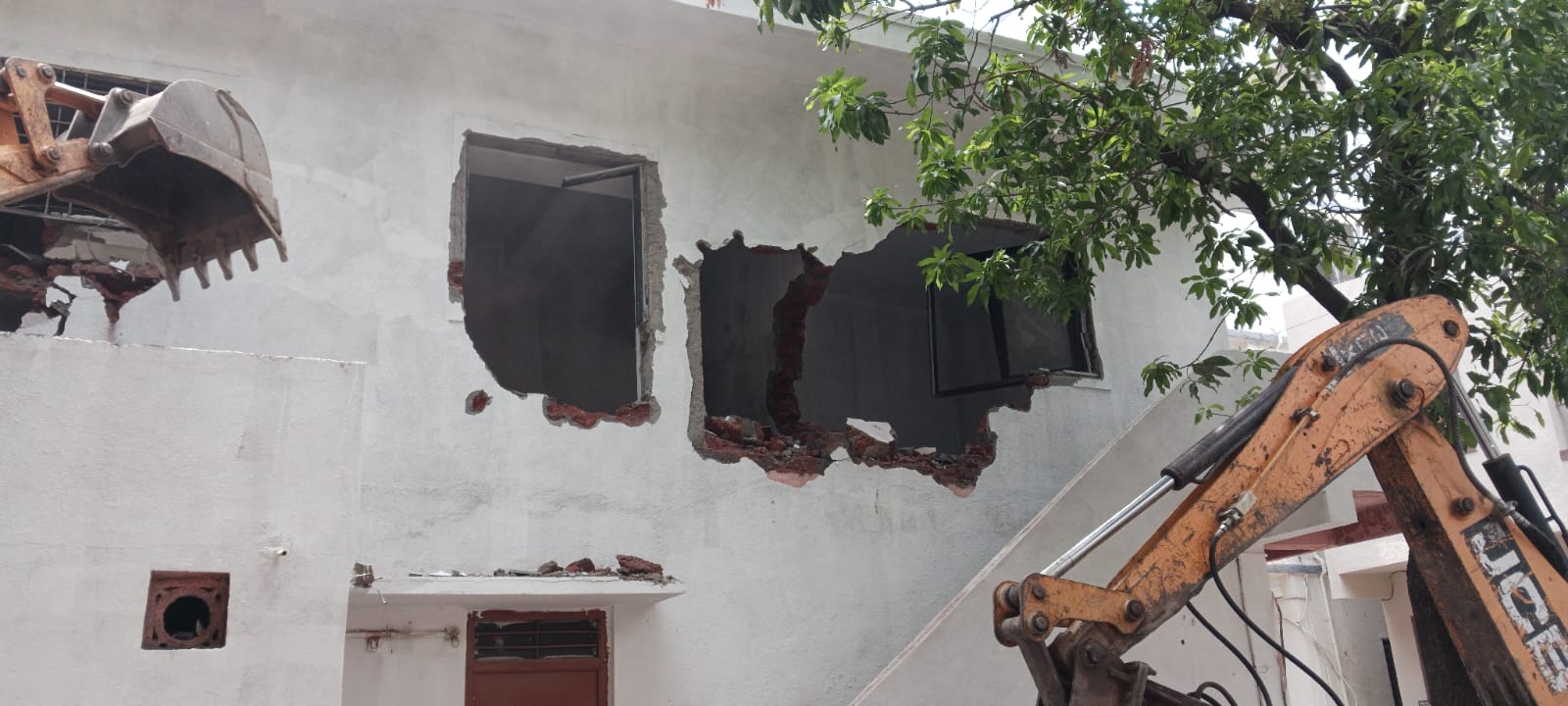 नवी सांगवीतील तीन अनधिकृत बांधकामांवर कारवाई..
