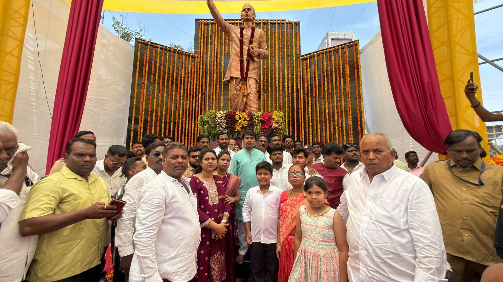 अण्णाभाऊ साठे यांच्या पूर्णाकृती पुतळ्याचे साताऱ्यात अनावरण..