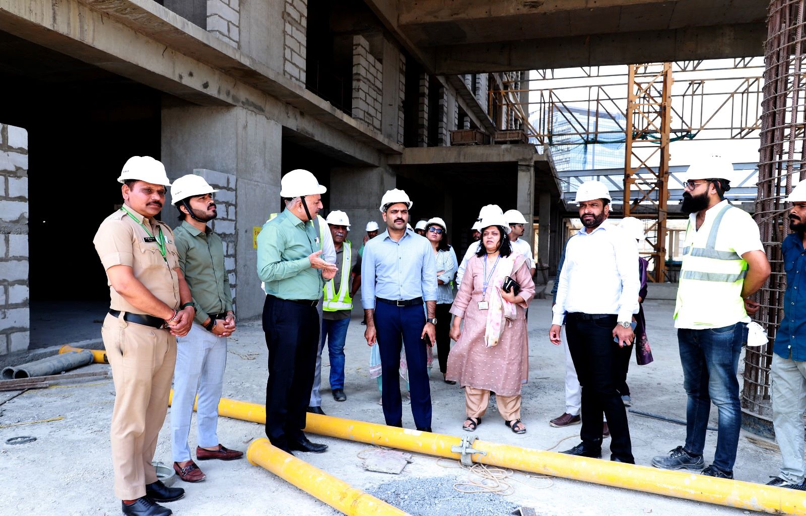 नवीन प्रशासकीय इमारत आणि डेअरी फार्म उड्डाणपूल कामांची अतिरिक्त आयुक्त कुलदीप जंगम यांच्याकडून पाहणी...