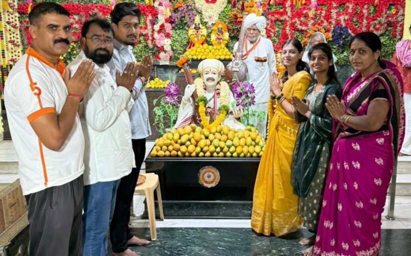 अरुण पवार व बालाजी पवार यांच्या तर्फे जगद्गुरू तुकोबाचरणी केशर आंब्याची रास...