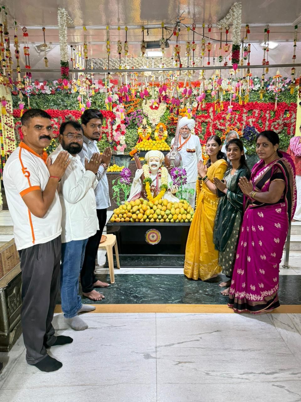 अरुण पवार व बालाजी पवार यांच्या तर्फे जगद्गुरू तुकोबाचरणी केशर आंब्याची रास...