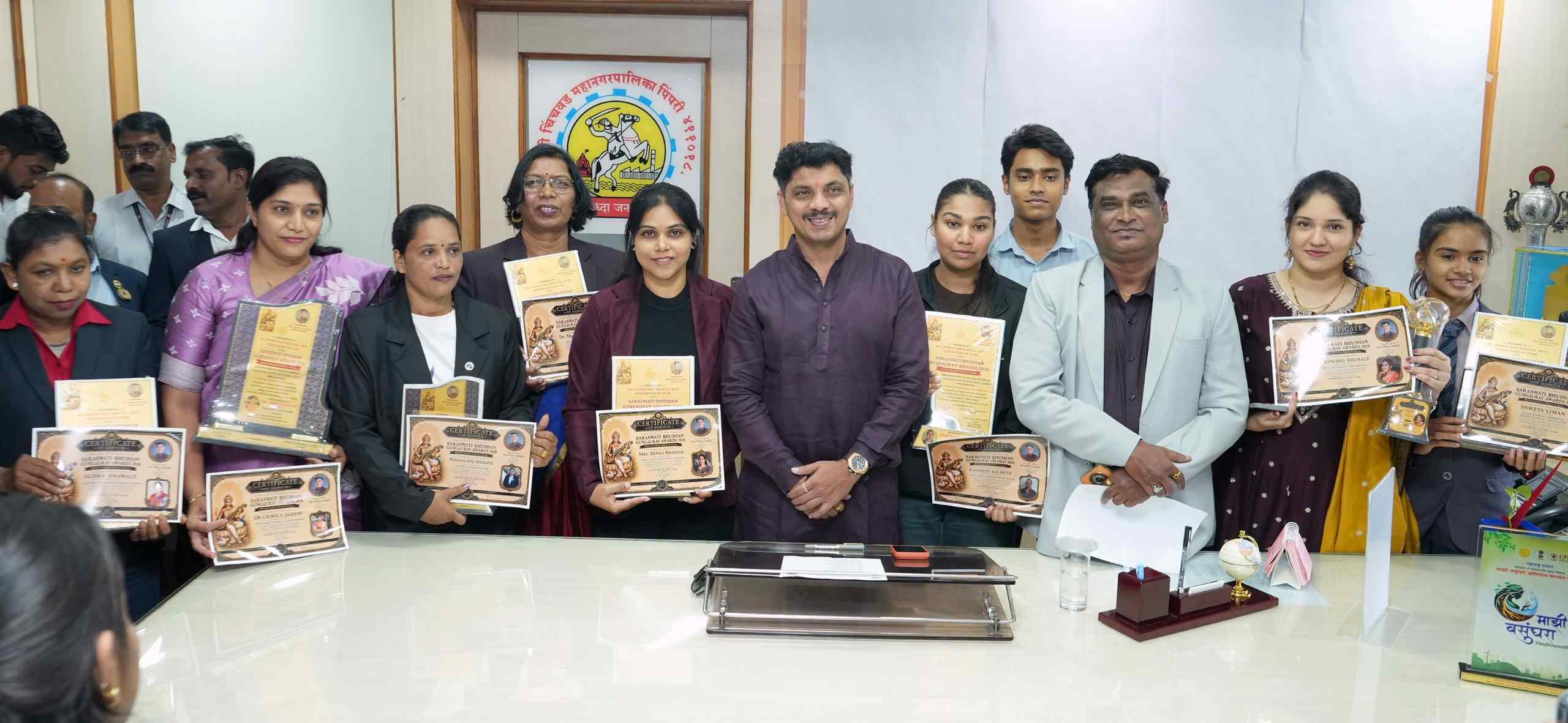 समाजासाठी कार्य करणाऱ्यांचा ‘सरस्वती भूषण गुणगौरव' पुरस्काराने गौरव...