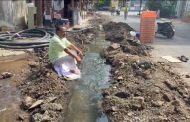यमुनानगरमध्ये सामाजिक कार्यकर्त्याच चक्क पाण्यावर बसून अनोख आंदोलन...