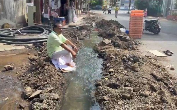 यमुनानगरमध्ये सामाजिक कार्यकर्त्याच चक्क पाण्यावर बसून अनोख आंदोलन...