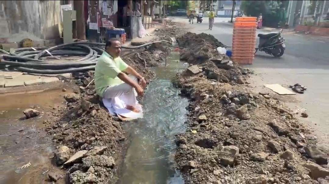 यमुनानगरमध्ये सामाजिक कार्यकर्त्याच चक्क पाण्यावर बसून अनोख आंदोलन...