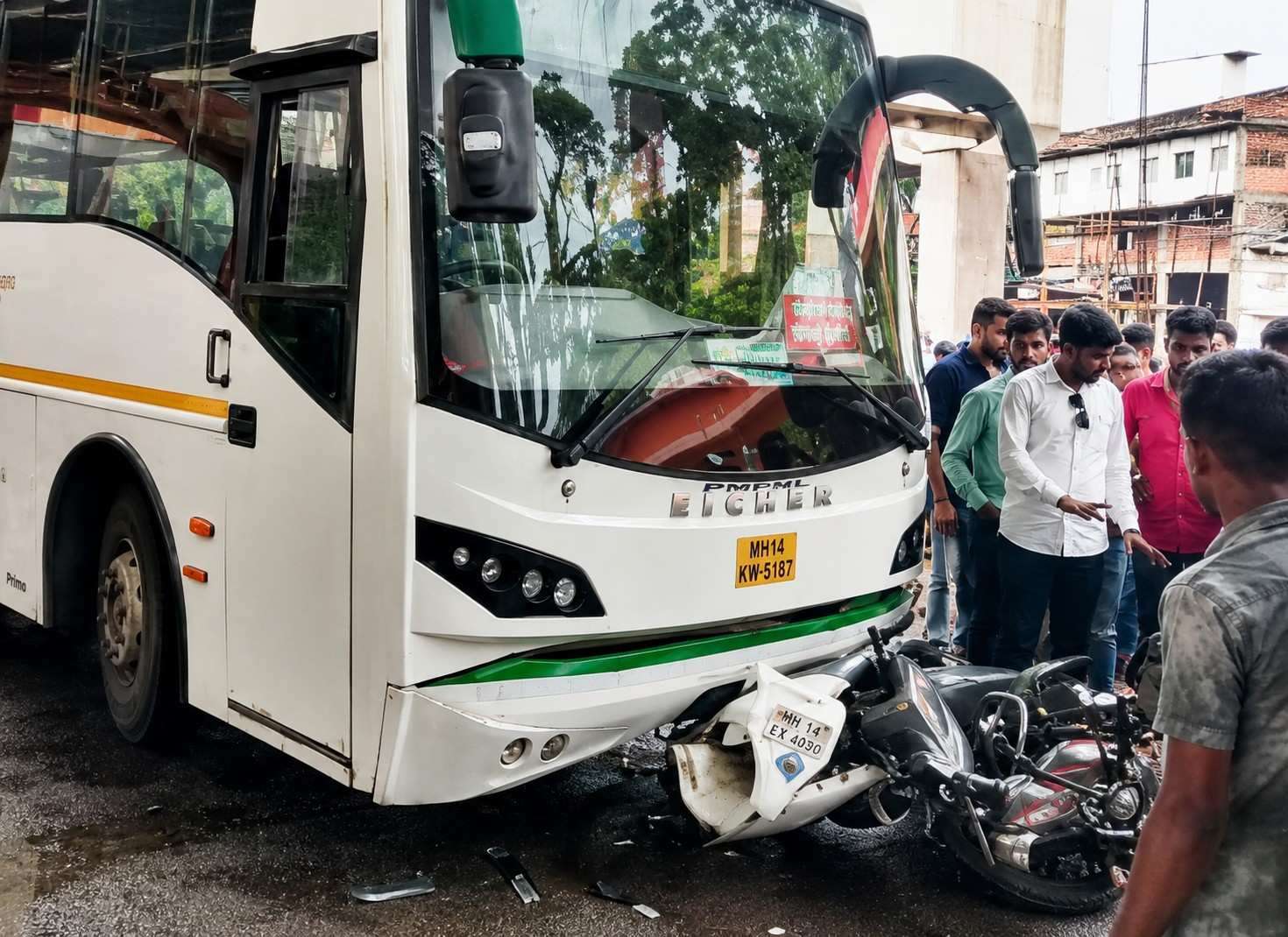 कासारवाडीत शिवाई बसची दुचाकींना धडक; एक गंभीर, तिघे जखमी...