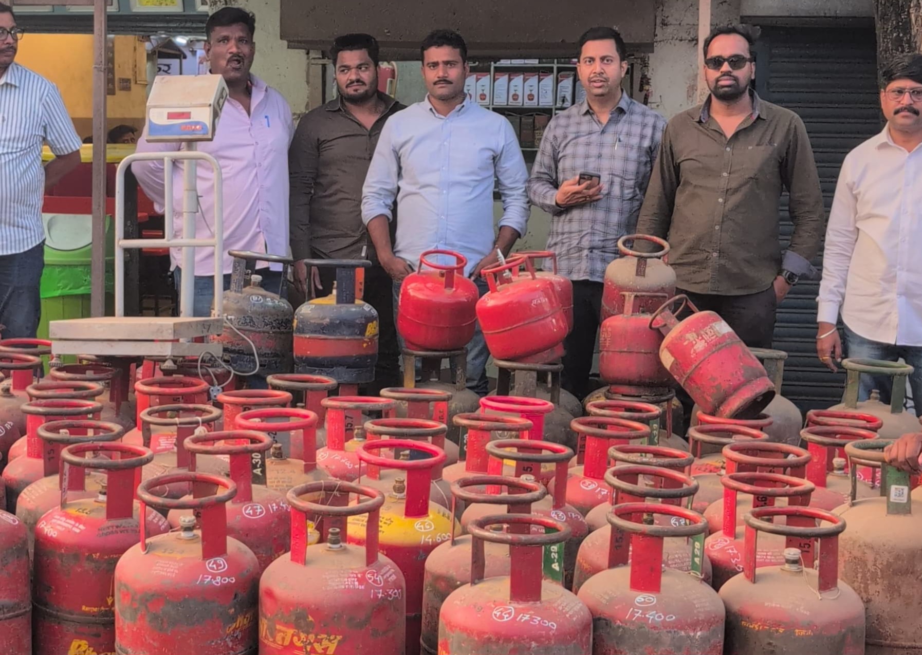 खराबवाडी परिसरात छापा; ८१ गॅस टाक्यांसह आरोपी ताब्यात...