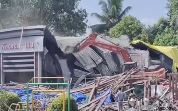 आकुर्डीतील एका हॉटेलवर महापालिकेने चालवला बुलडोझर...