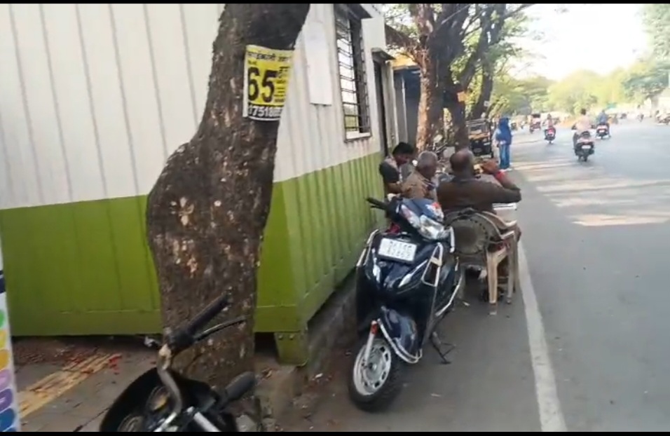 चिंचवडगाव–आकुर्डी मार्गावरील पदपथावर अनधिकृत टपरी; पादचाऱ्यांची गैरसोय वाढली..