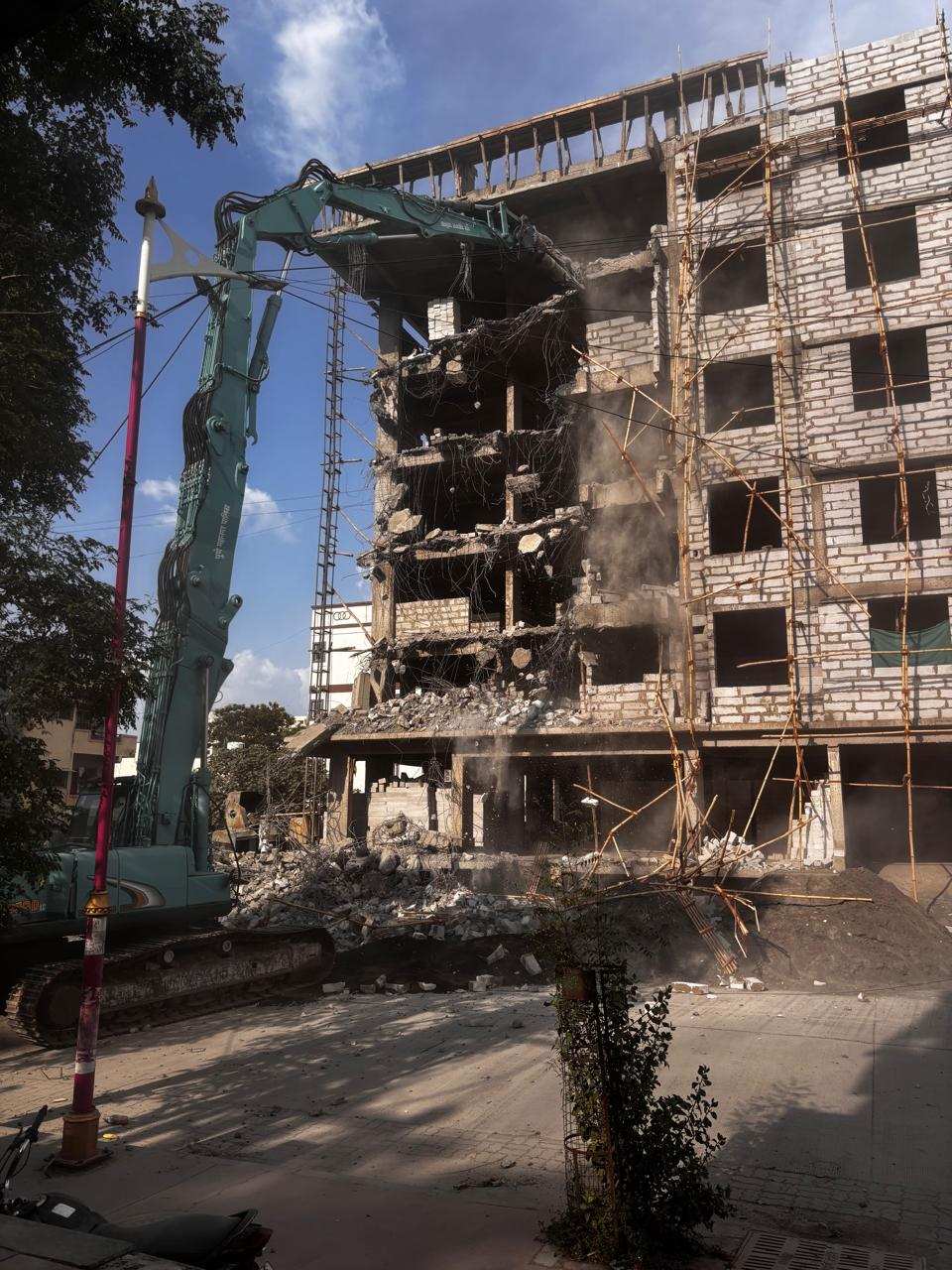 संजयनगर, फुगेवाडी येथील विनापरवाना झोपडीवर कारवाई...