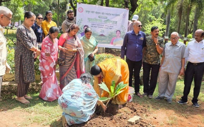 वृक्षारोपणातून पर्यावरण संवर्धनाचा संदेश..