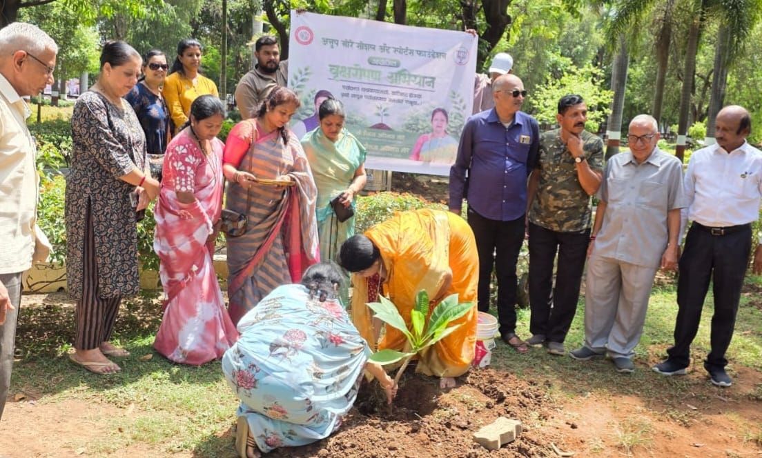 वृक्षारोपणातून पर्यावरण संवर्धनाचा संदेश..