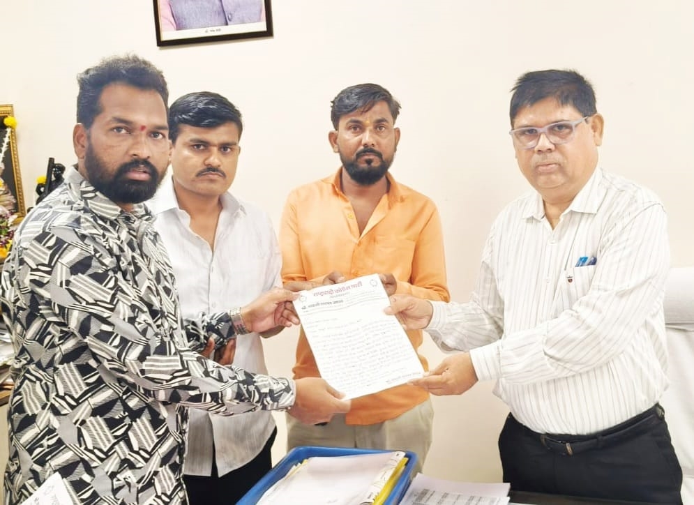 स्पाईन रोडलगत भीमशक्तीनगरमध्ये लोंबकळणाऱ्या विद्युत तारांचा धोका...