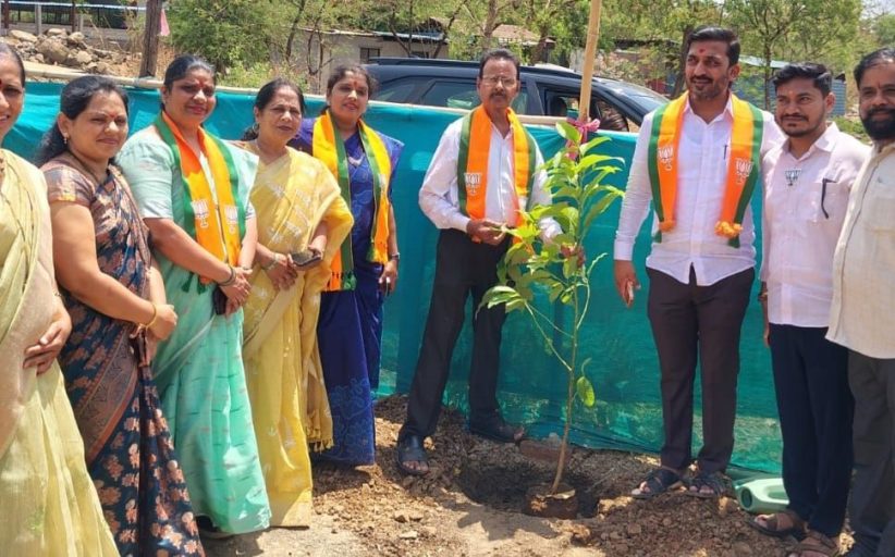 मोदी सरकारच्या १२ वर्षपूर्तीनिमित्त भोसरी मतदारसंघात वृक्षारोपण अभियान...