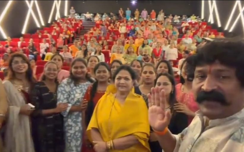 'देऊळ बंद' चित्रपटाचा २ हजारांहून अधिक महिलांनी घेतला आनंद...