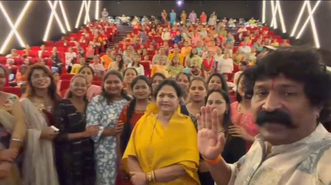 'देऊळ बंद' चित्रपटाचा २ हजारांहून अधिक महिलांनी घेतला आनंद...