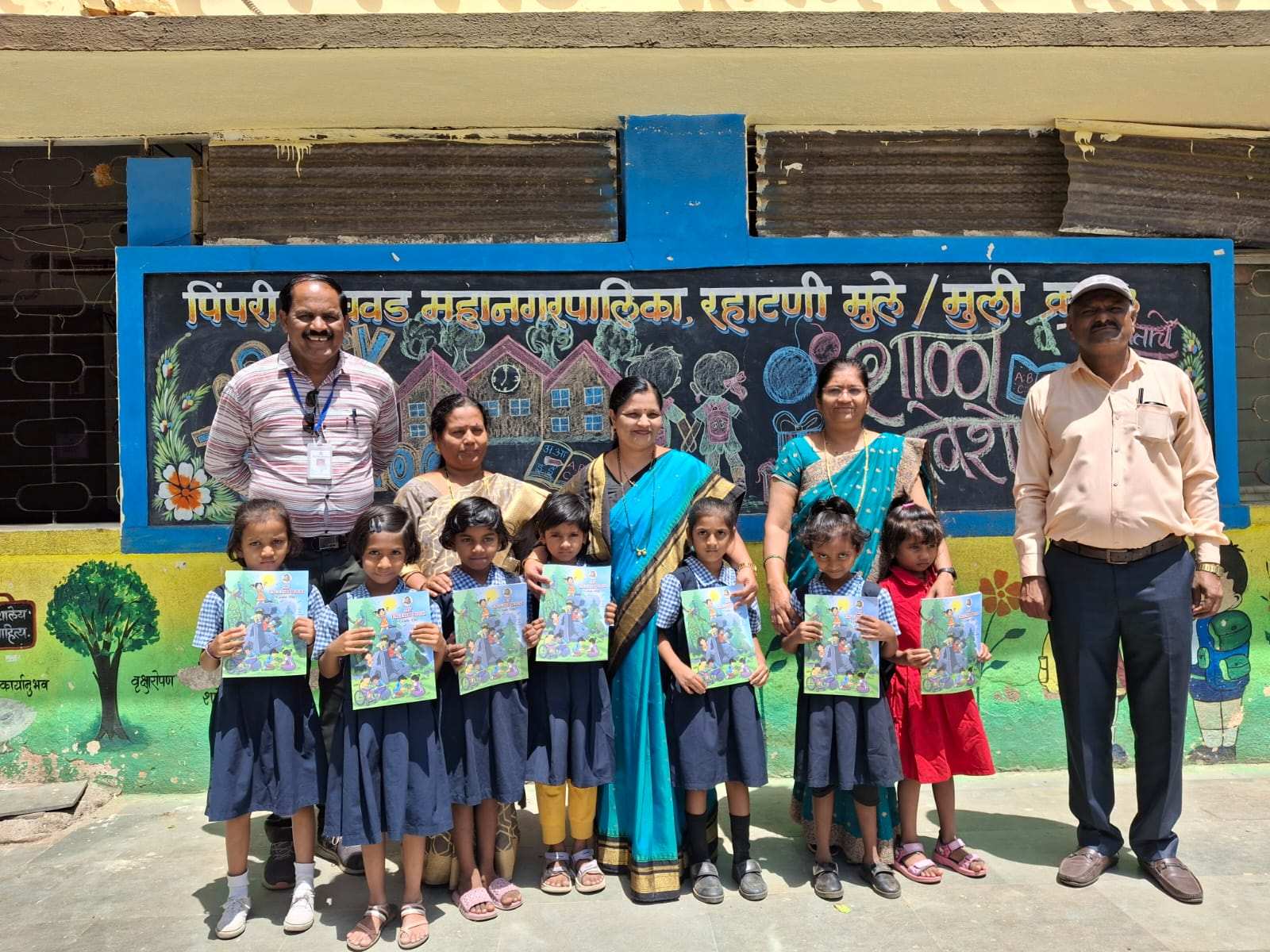रहाटणीतील शाळेला नगरसेविका अर्चना विनोद तापकीर यांची सदिच्छा भेट...