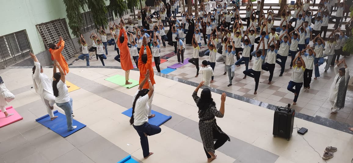 चिंचवडच्या प्रतिभा महाविद्यालयात आंतरराष्ट्रीय योग दिन व महिला सुरक्षा सत्र उत्साहात..