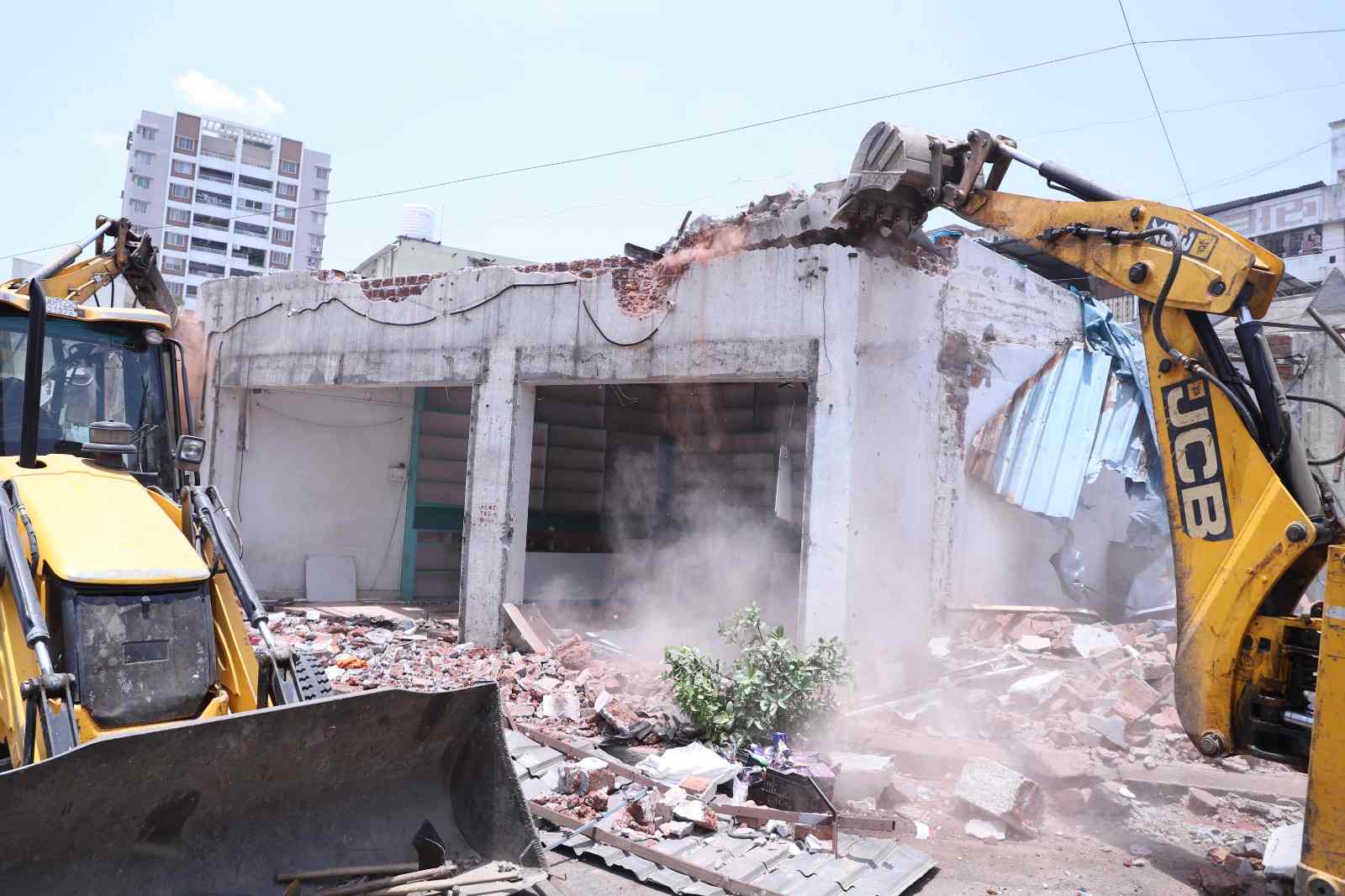 थेरगावात रस्ता रुंदीकरणासाठी अनधिकृत बांधकाम पाडली... 