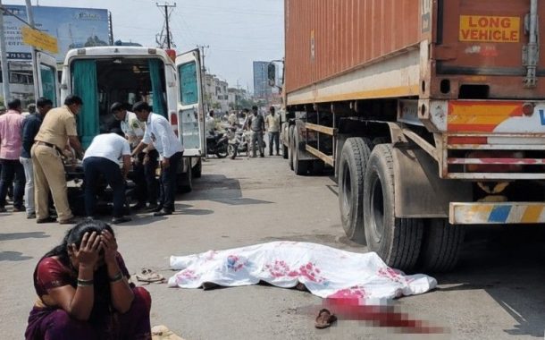 रस्त्यावर पडताच अंगावरून गेले कंटेनरचे चाक; मदतीसाठी नागरिक धावले..