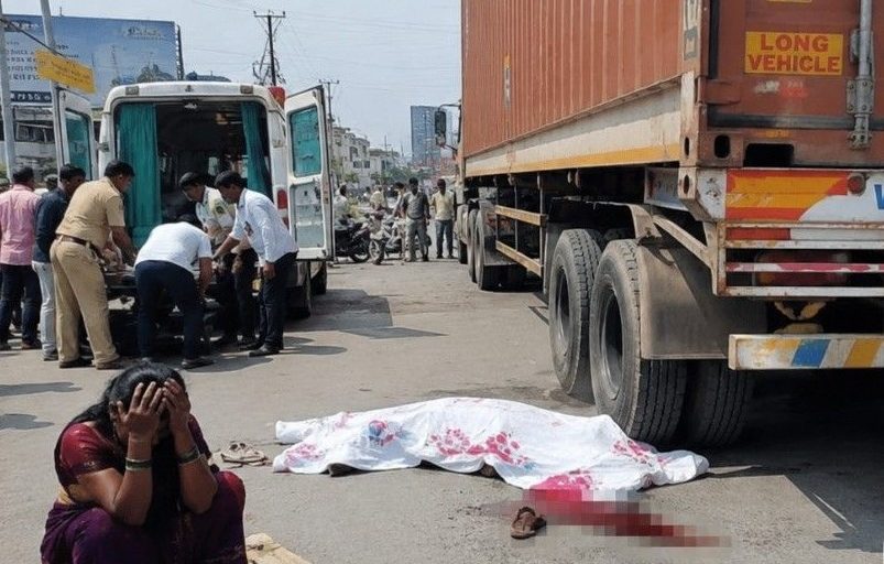रस्त्यावर पडताच अंगावरून गेले कंटेनरचे चाक; मदतीसाठी नागरिक धावले..