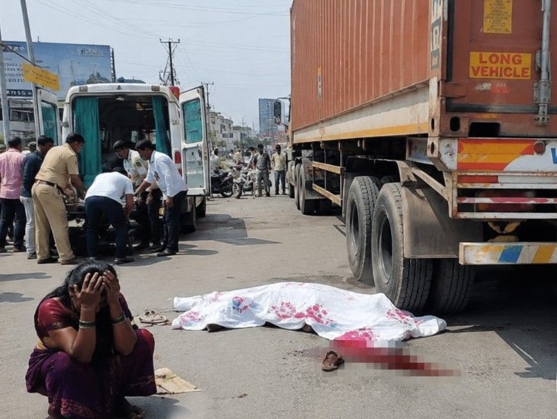 रस्त्यावर पडताच अंगावरून गेले कंटेनरचे चाक; मदतीसाठी नागरिक धावले..