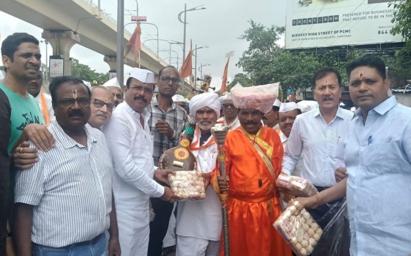 कुंदननगरमध्ये पालखी सोहळ्यानिमित्त लाडू प्रसाद वाटप....