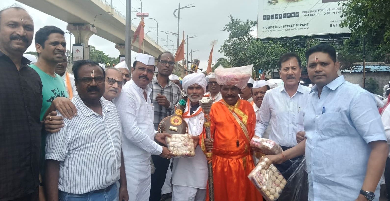 कुंदननगरमध्ये पालखी सोहळ्यानिमित्त लाडू प्रसाद वाटप....
