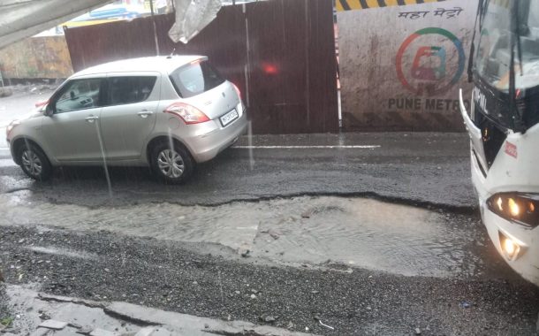 भक्ती-शक्ती उड्डाणपूल ते आकुर्डी मार्गावरील खड्डे तातडीने बुजविण्याची मागणी...