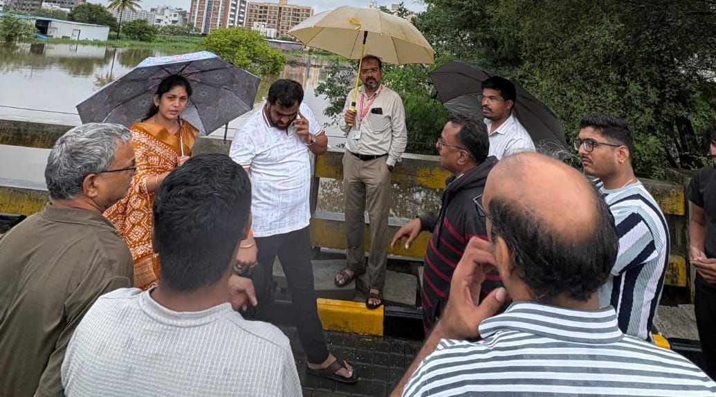 पूरग्रस्तांच्या मदतीसाठी नगरसेविका ऐश्वर्या तरस ऑनफिल्ड...