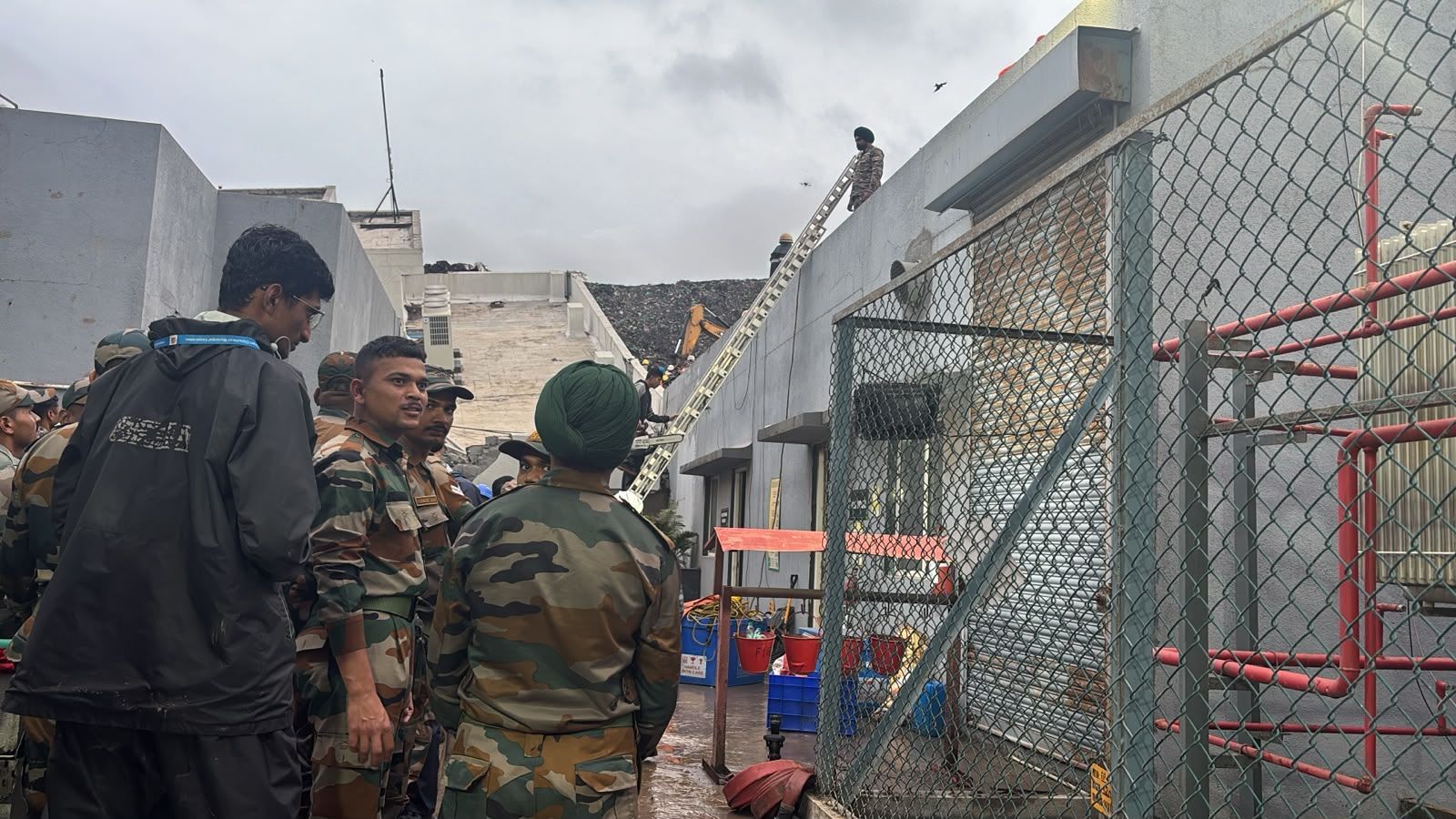 ४ जण सुखरूप बाहेर; सेनेचे पथक बचावकार्यात...