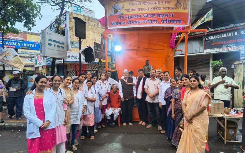 निगडीत संत तुकाराम महाराज पालखीचे पुष्पहार अर्पण करून स्वागत...