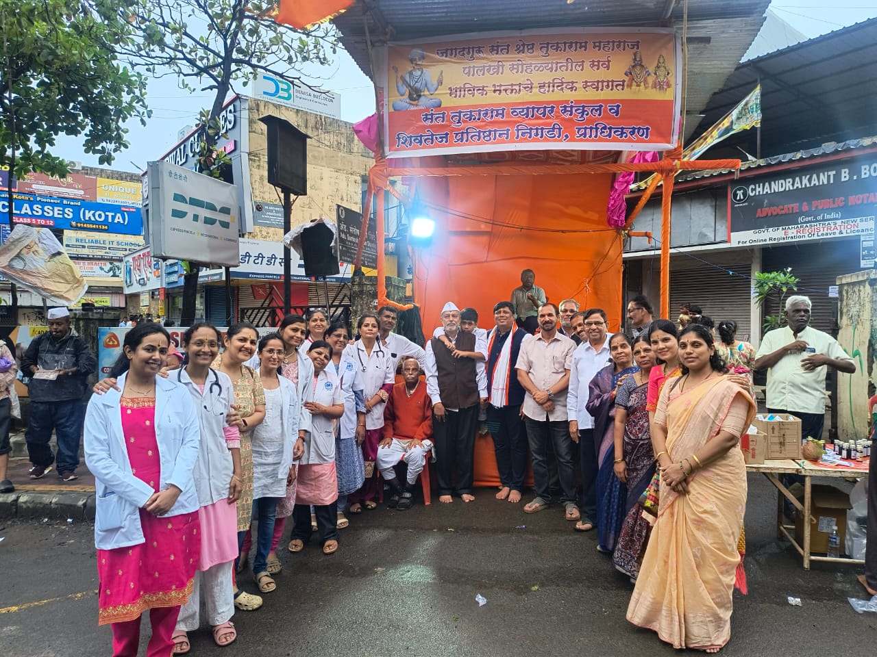 निगडीत संत तुकाराम महाराज पालखीचे पुष्पहार अर्पण करून स्वागत...