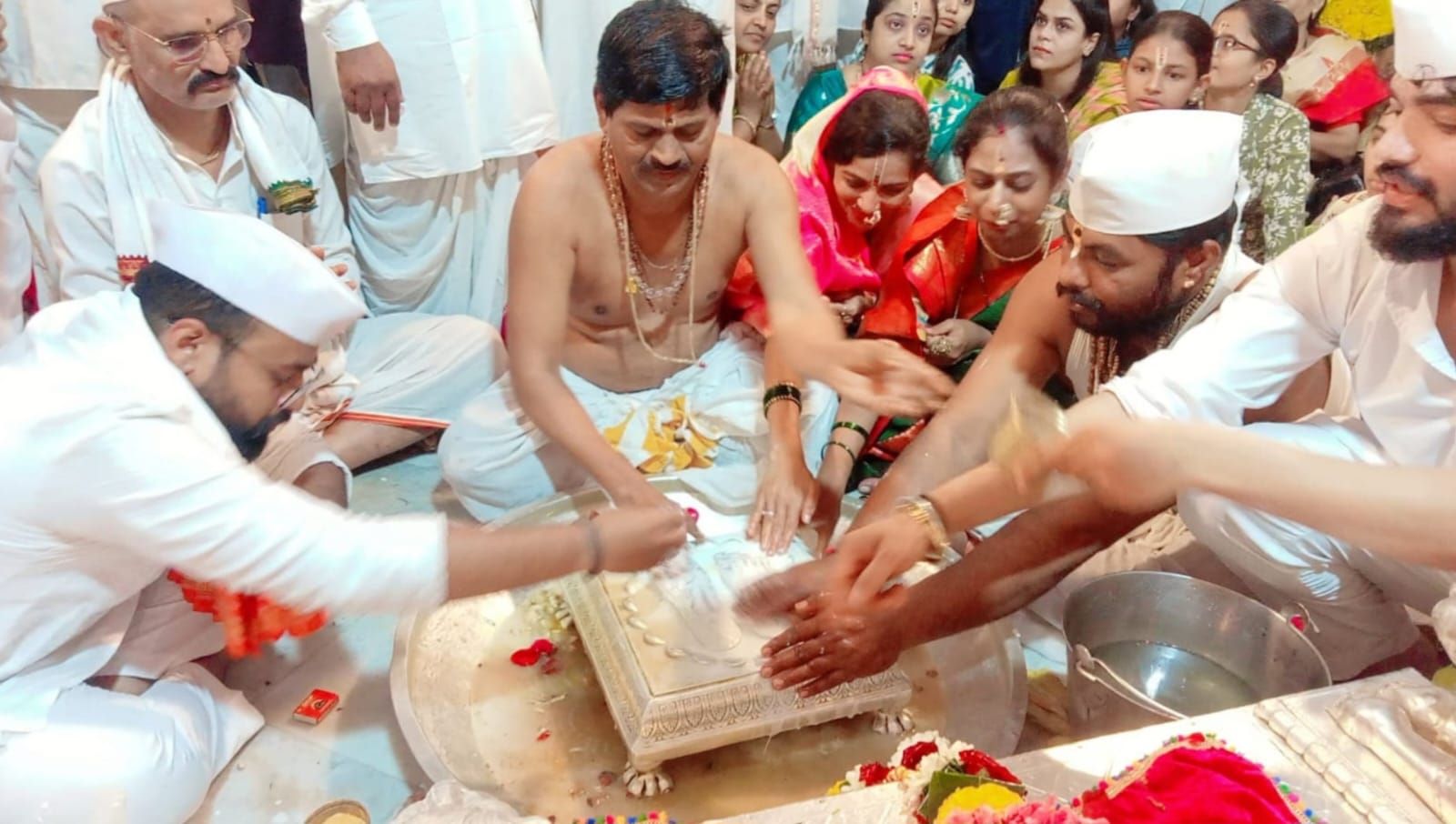विश्वगुरू नामदेव महाराज हरड यांना तुकोबारायांच्या पादुका पूजनाचा मान...