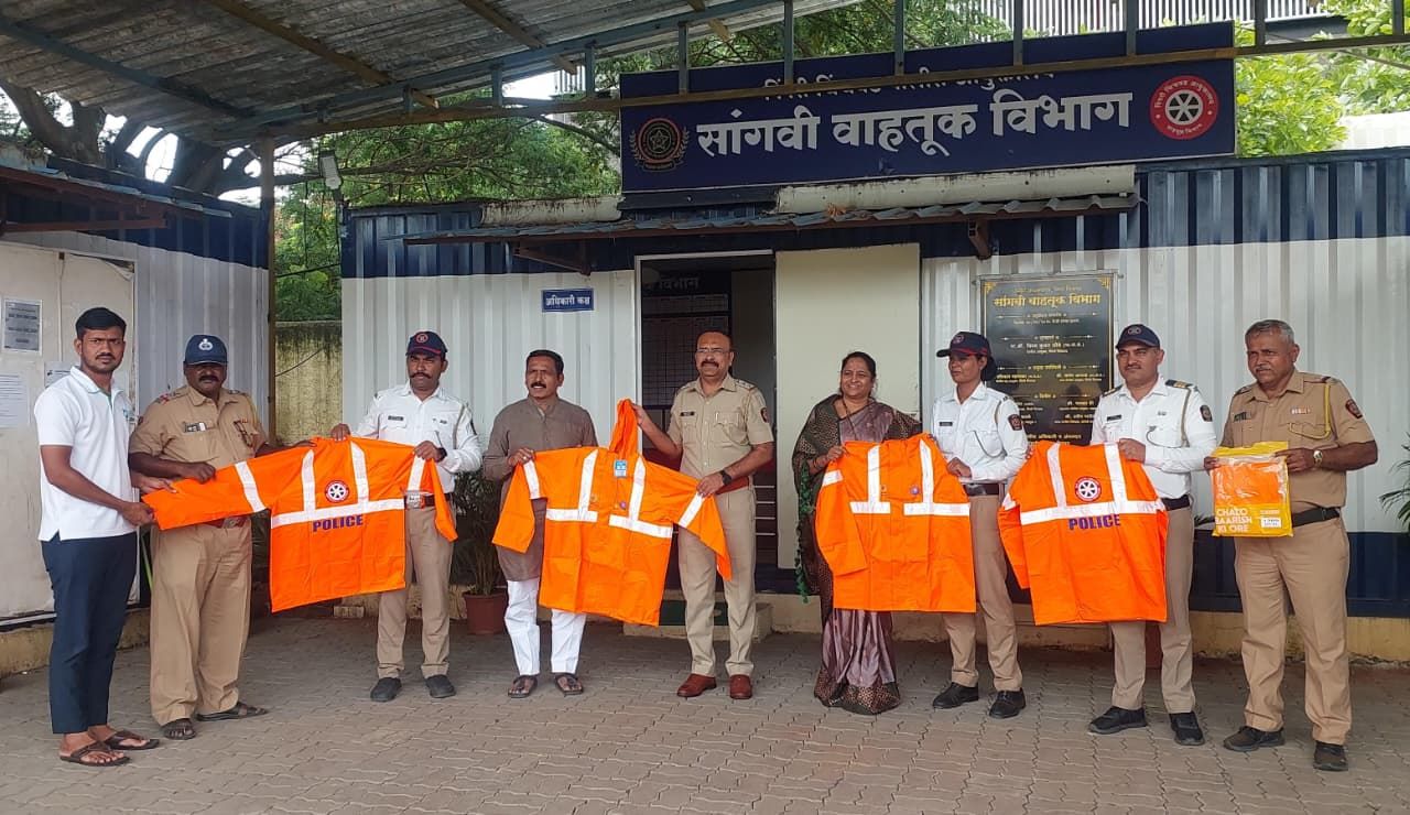 सांगवी वाहतूक विभागातील पोलिसांना रिफ्लेक्टरयुक्त रेनकोटचे वाटप...