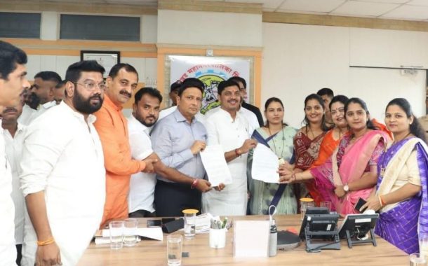 मोशी दुर्घटनेनंतर ग्रामस्थांच्या मागण्यांवर महापौर व आयुक्तांसोबत बैठक...