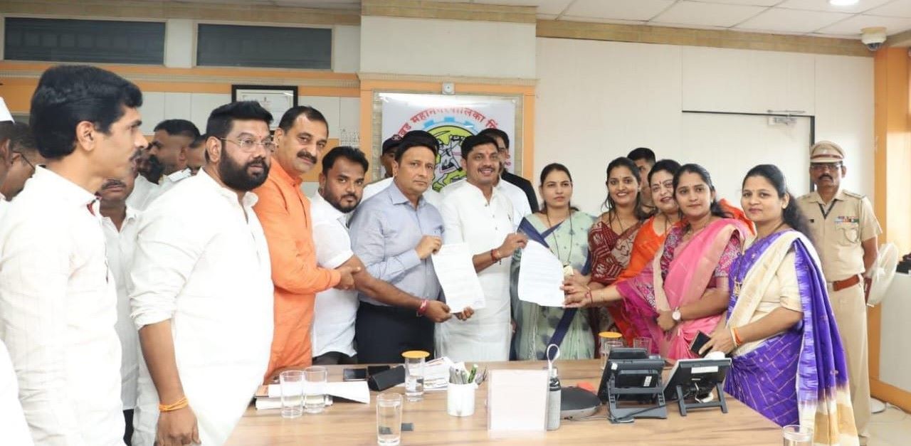 मोशी दुर्घटनेनंतर ग्रामस्थांच्या मागण्यांवर महापौर व आयुक्तांसोबत बैठक...