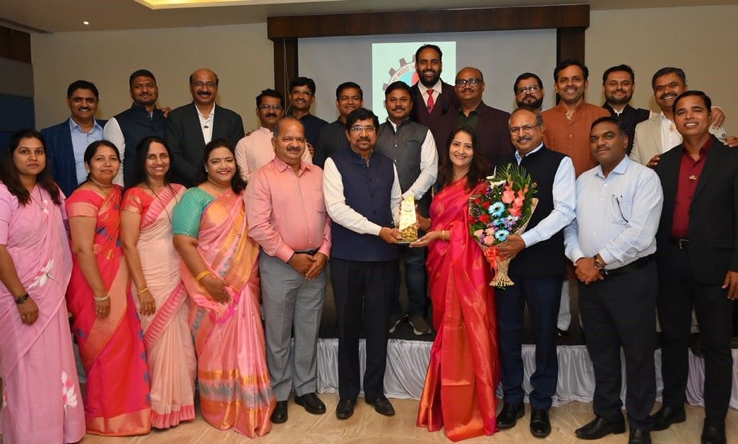 चाकण MIDC उद्योजक संघटनेच्या मेळाव्यात महिला ऊद्योजिकांना पुरस्कार...