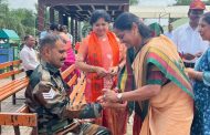 जवानांच्या मनगटावर उन्नती सखी मंचच्या भगिनींची प्रेमाची राखी..