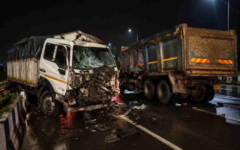 वाकड पुलाजवळ भीषण अपघात; बंद पडलेल्या हायवा ट्रकला धडकून दोघांचा मृत्यू...