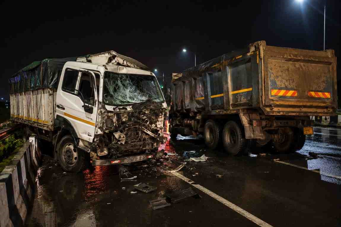 वाकड पुलाजवळ भीषण अपघात; बंद पडलेल्या हायवा ट्रकला धडकून दोघांचा मृत्यू...