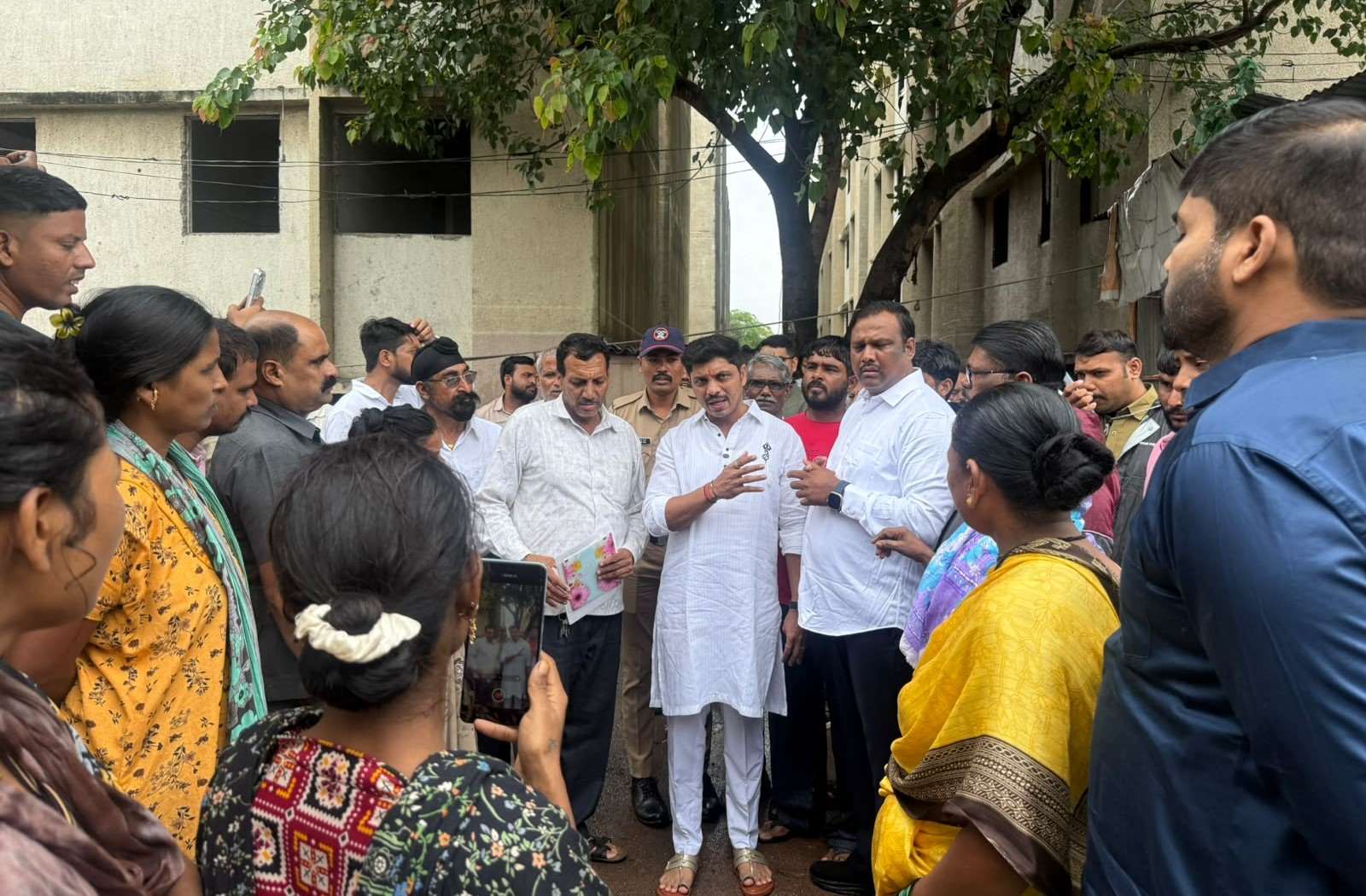 सेक्टर २२ मधील पूरस्थितीची महापौरांकडून पाहणी; पीसीएमसी कॉलनी दुरुस्तीचे आश्वासन...