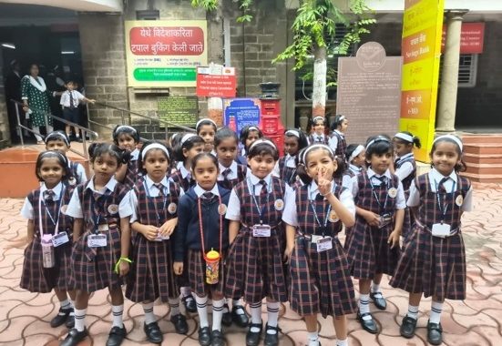 पुणे GPO मध्ये विद्यार्थ्यांनी जाणून घेतली टपाल सेवेची कार्यप्रणाली...
